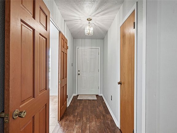 3rd image of 3812 Holly Dr