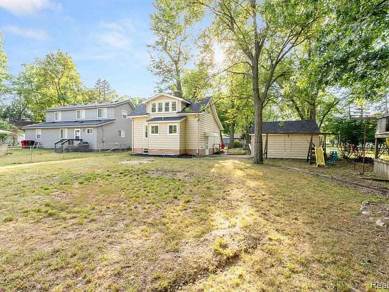23248 Helen St — Photo 30