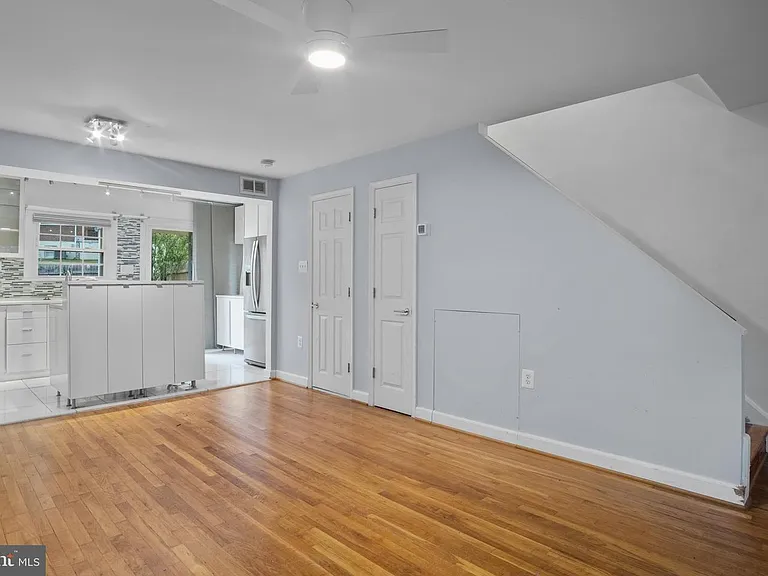 350 James St — Photo 3