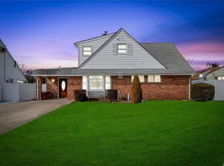 6 Link Ln, Hicksville, NY 11801