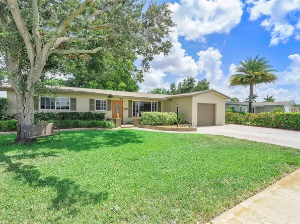 8220 NW 24th Ct, Pembroke Pines, FL 33024