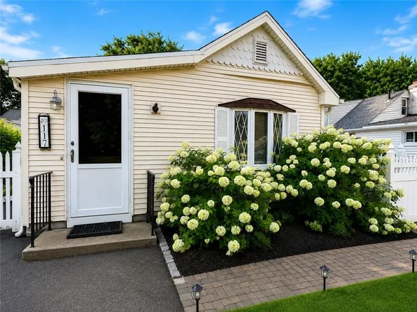 117 Namquid Dr, Warwick, RI 02888
