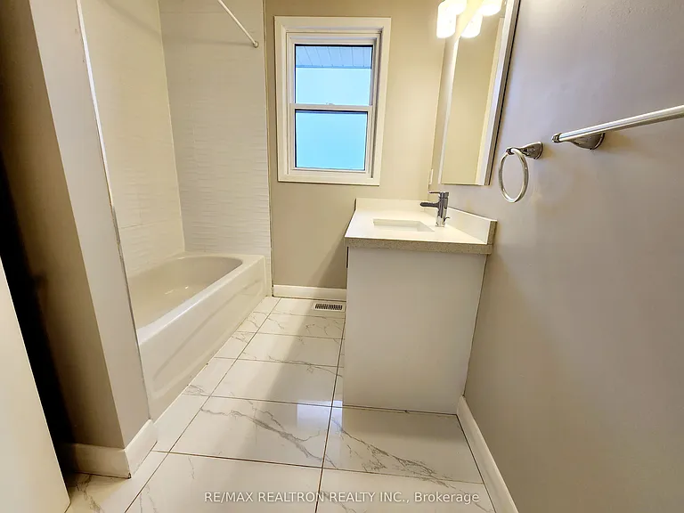 58 Athabasca St — Photo 12