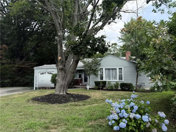 15 Sarah Teft Dr, Warwick, RI 02889