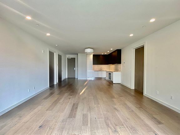 4th image of 600 S Van Ness Ave #302