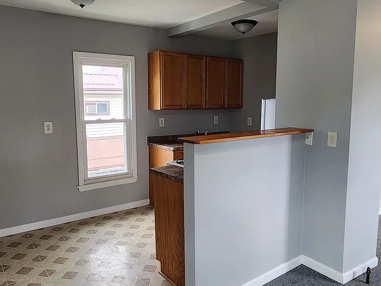 1501 W Henley St — Photo 9