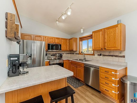5th image of 6600 W 67th St