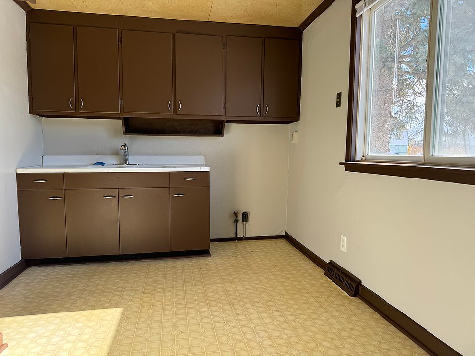 2nd image of 32 Crane Pl #1