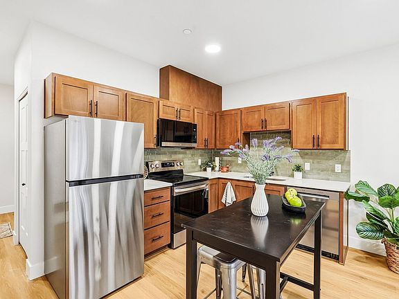 2nd image of 4381 NE Prescott St #302
