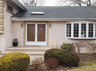 9 Peacock Dr, Roslyn, NY 11576