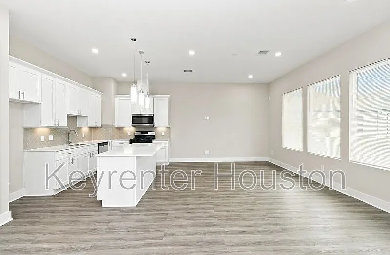 3 bed, 2.5 bath, 1558 sqft, $1,900 — Photo 2