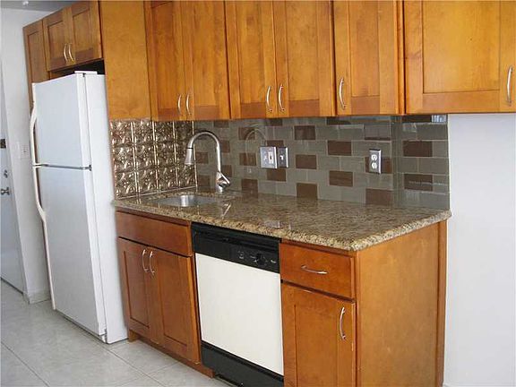 3rd image of 1300 NE Miami Gardens Dr APT 914E