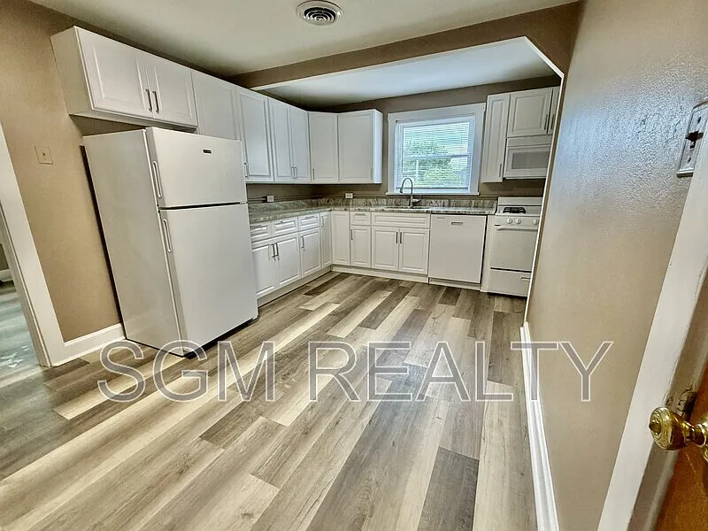 2 bed, 1.0 bath, 750 sqft, $1,200 — Photo 2