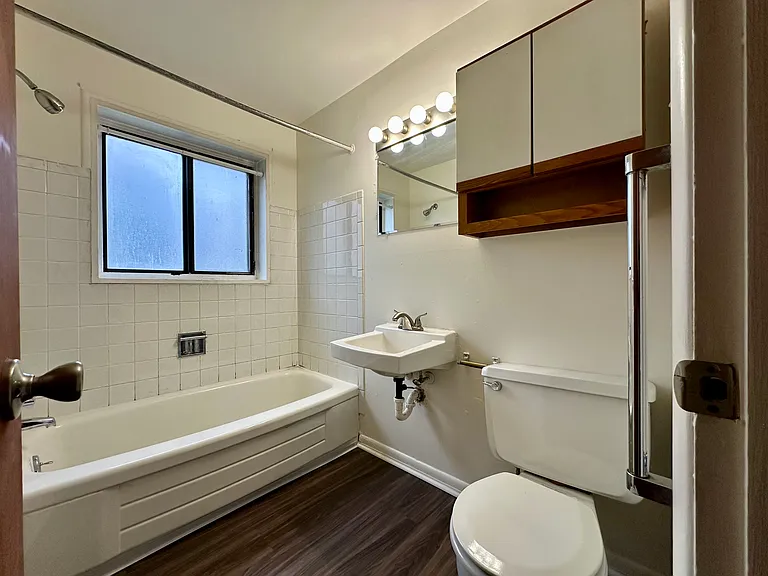 Edgewood Apartments — Photo 31