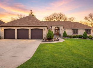 9421 Rainbow Ln, North Royalton, OH 44133