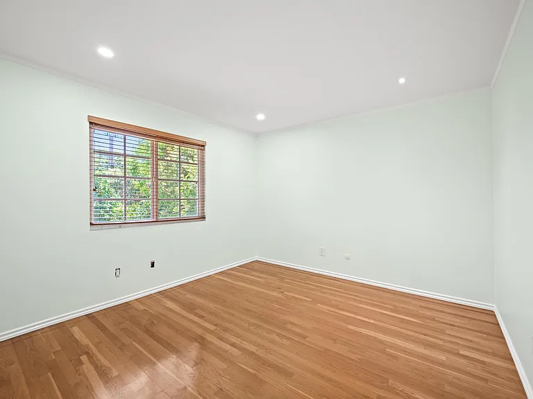 22606 Archwood St — Photo 21