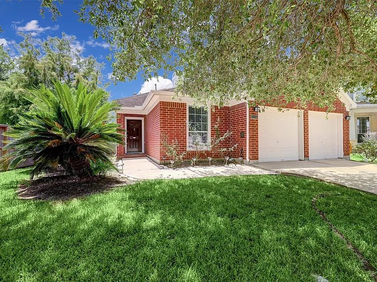 2116 Breezeway Ln — Photo 1