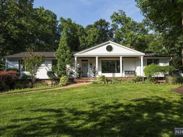 18 Deerfield Ter, Mahwah, NJ 07430