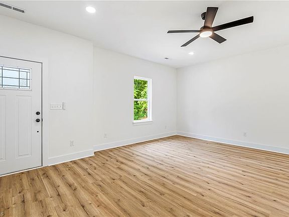 4th image of 1111 Manly St