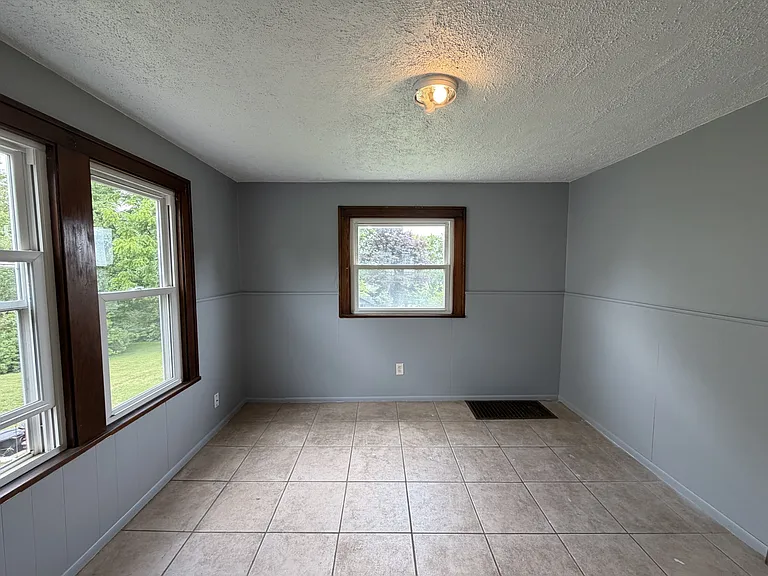 640 Grover Ave — Photo 3