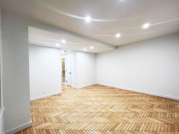 5th image of 106 Central Park S APT 10E