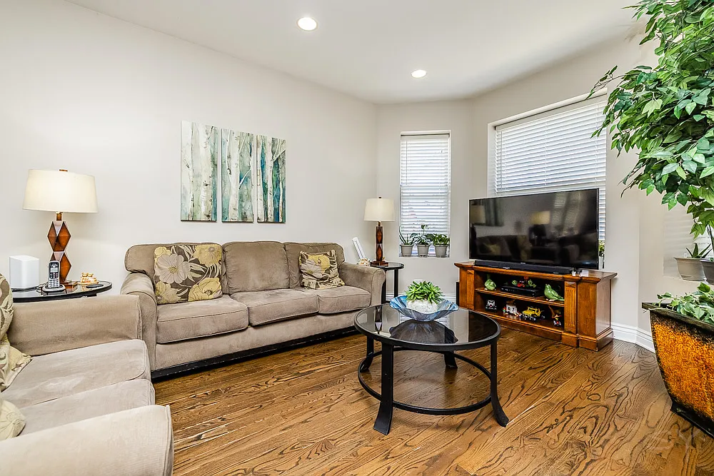 4 bed, 2.5 bath, 2000 sqft, $3,000 — Photo 2
