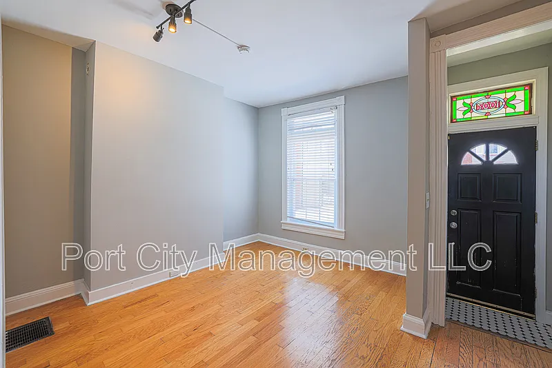 2 bed, 1.0 bath, 1227 sqft, $2,200 — Photo 2