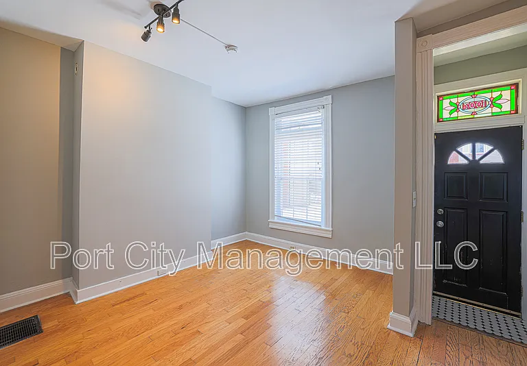 1007 Baylis St — Photo 2