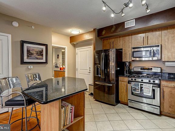 3rd image of 1021 N Garfield St APT 401