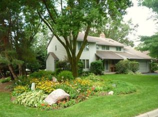 8750 Wood Cliff Rd, Bloomington, MN 55438