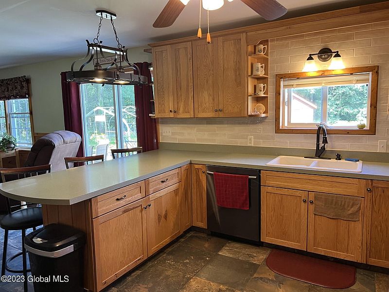 5th image of 27 Oak Hill Road