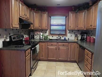 Eat-in kitchen-ceramic tile floors & backsplash. All stainless steel appliances