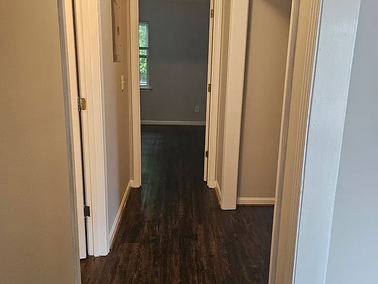 Specious hallway to bedrooms