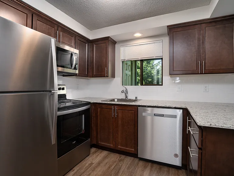 Sunset West Apartments — Photo 15