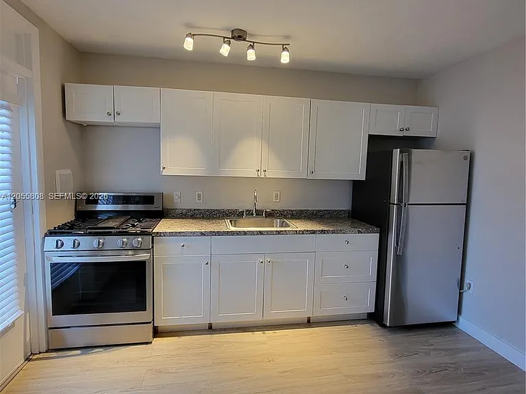 441 Collins Ave #10 — Photo 2
