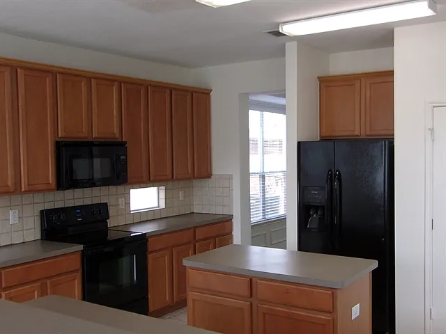 4 bed, 2.5 bath, 3207 sqft, $3,085 — Photo 2