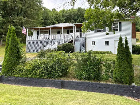 2623 Buchanan St, Tazewell, VA 24651