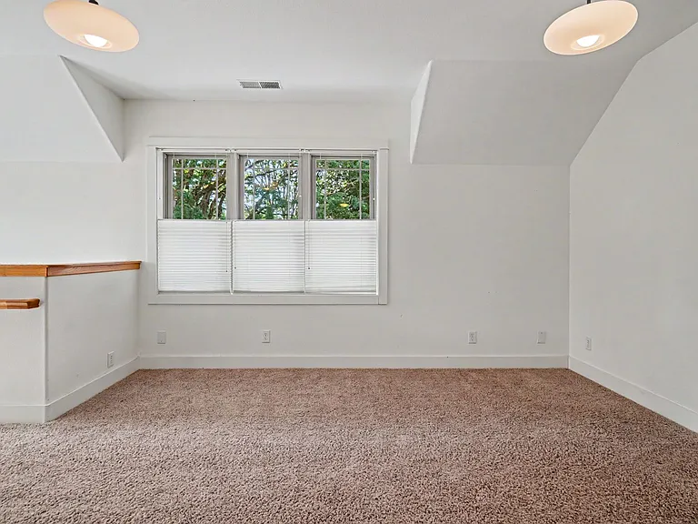 2060 John St S — Photo 25