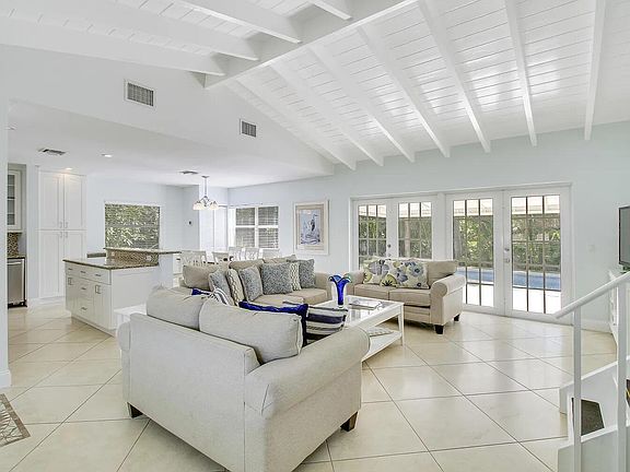 3rd image of 1310 Manor Dr