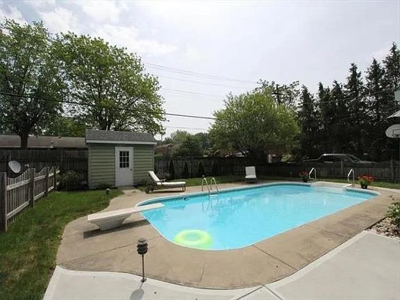 5th image of 613 Highland St