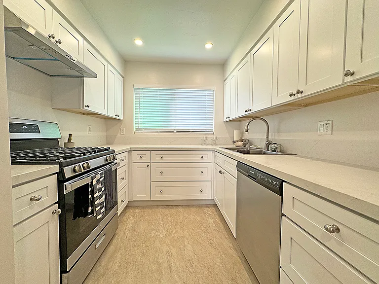 3218 Loma Riviera Dr — Photo 10