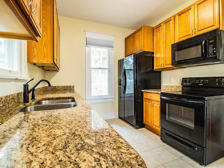 412 E Tillman Ave — Photo 17