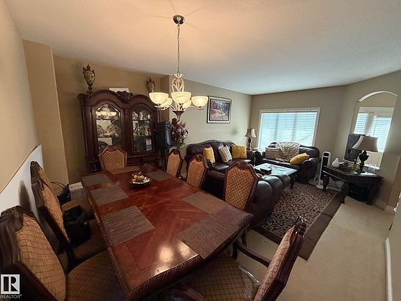 5th image of 551 Stewart Cres SW