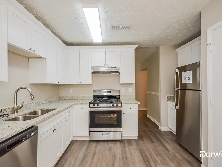 1611 Rolling Hills Trl SE — Photo 3