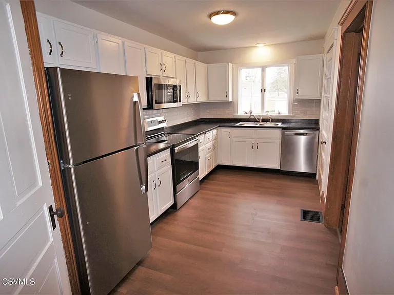 305 Walnut St — Photo 8