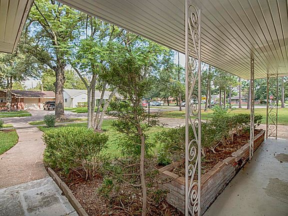 2nd image of 2403 Oaks Dr