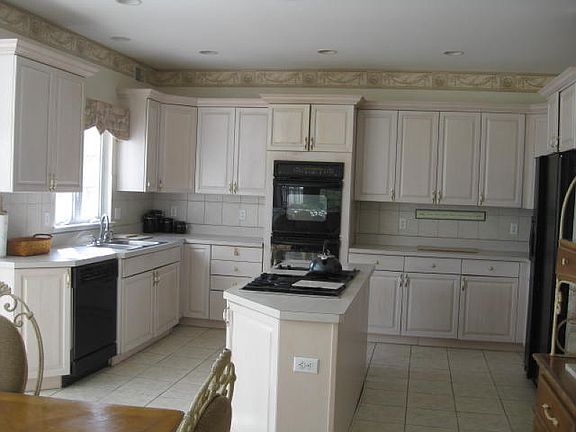 SPACIOUS KITCHEN