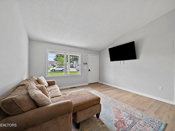 5th image of 332 Southgate Dr