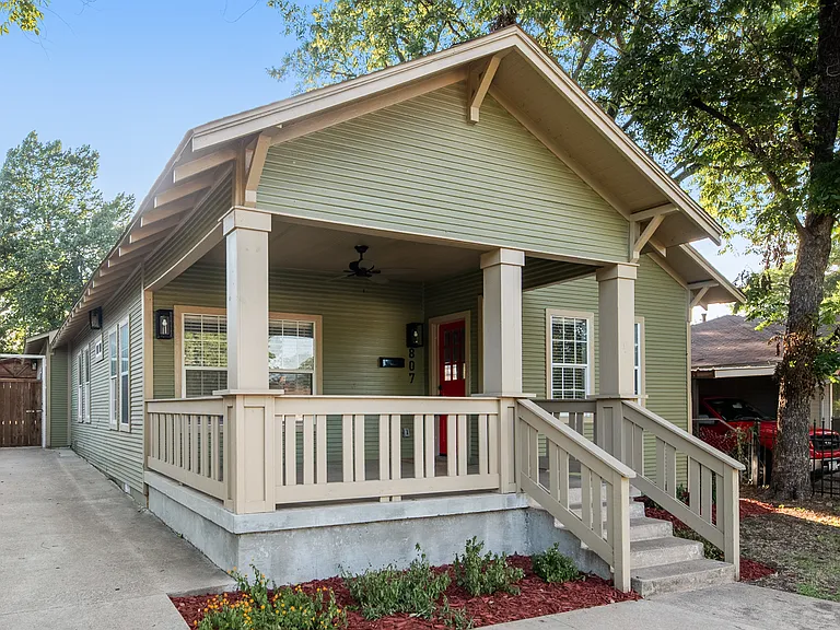 807 Hollywood Ave — Photo 3