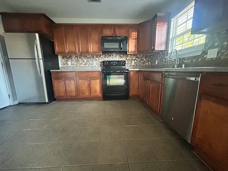 13902 Chrys Cv — Photo 9